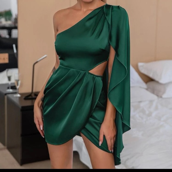 One shoulder drape cut out satin dress - Picture 3 of 9